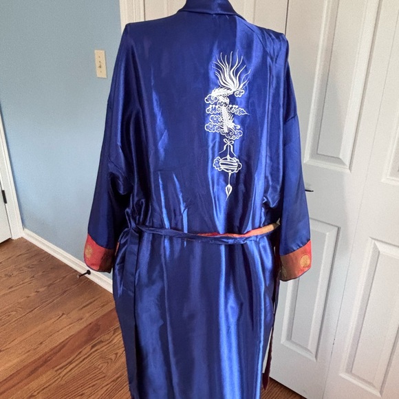 Red and Gold Patterned Robe - Picture 5 of 6